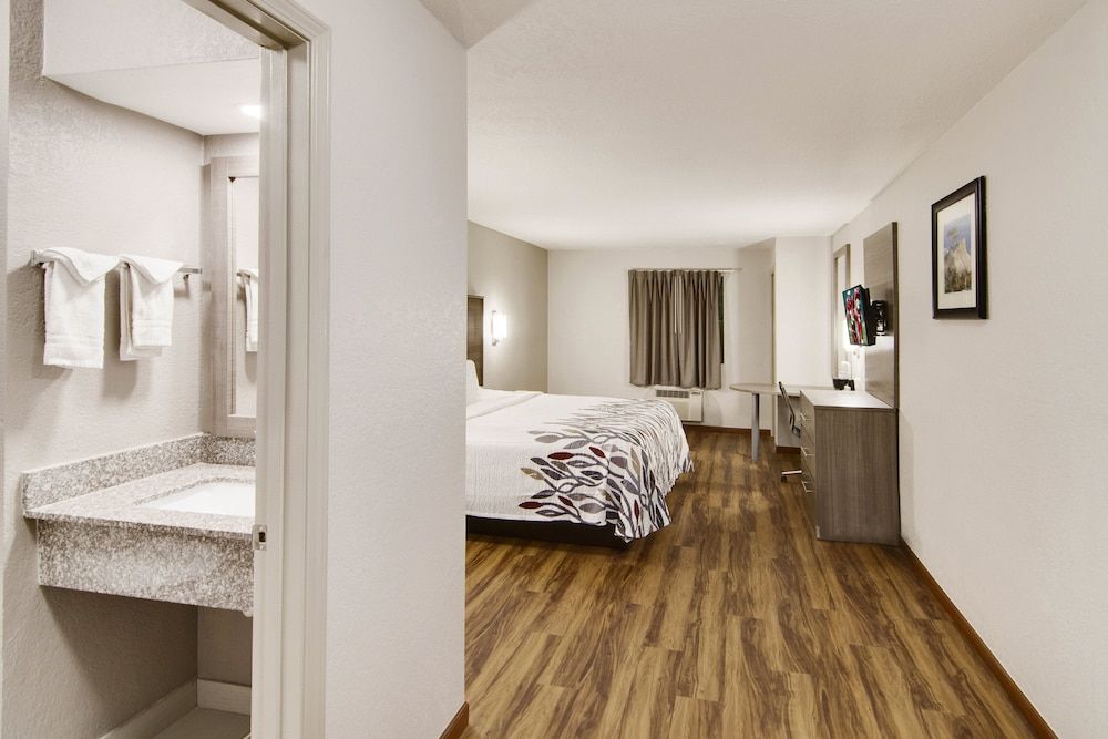 Red Roof Inn & Suites Pensacola - NAS Corry Superior Room, 1 King Bed, Non Smoking