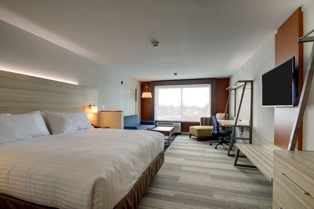 Suite, 1 King Bed with Sofa bed, Accessible Bathtub (Communications, Mobility)