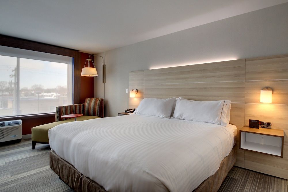 Standard Room, 1 King Bed, Roll-in Shower (Communications, Mobility)