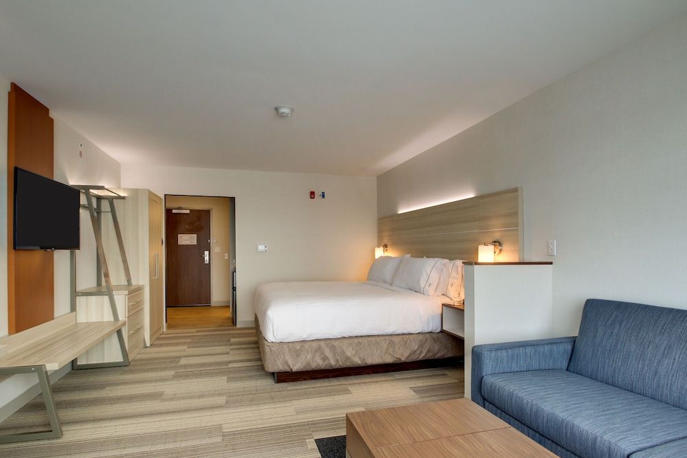 Standard Room, 1 King Bed, Roll-in Shower (Communications, Mobility)