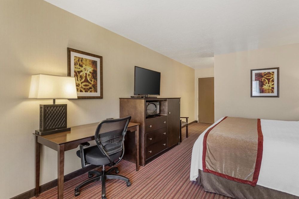 Best Western Plus Cedar City Standard Room, 1 King Bed, Non Smoking, Refrigerator & Microwave 4