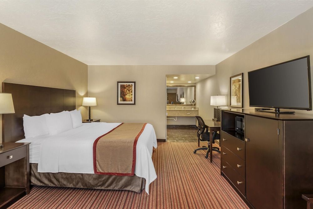 Best Western Plus Cedar City Standard Room, 1 King Bed, Accessible, Refrigerator & Microwave