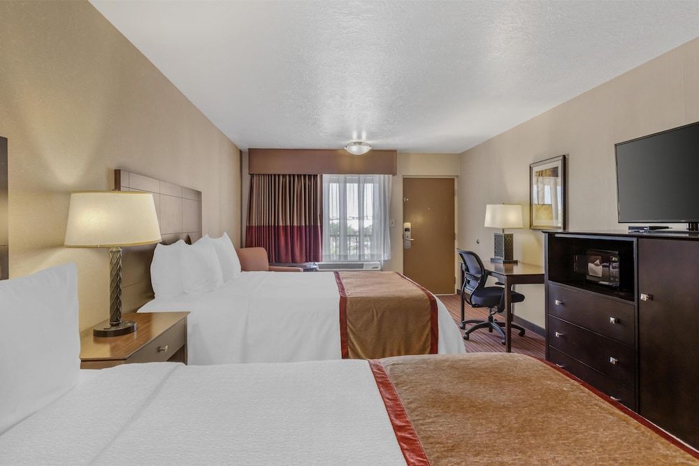 Best Western Plus Cedar City Standard Room, 2 Queen Beds, Non Smoking, Refrigerator & Microwave 3