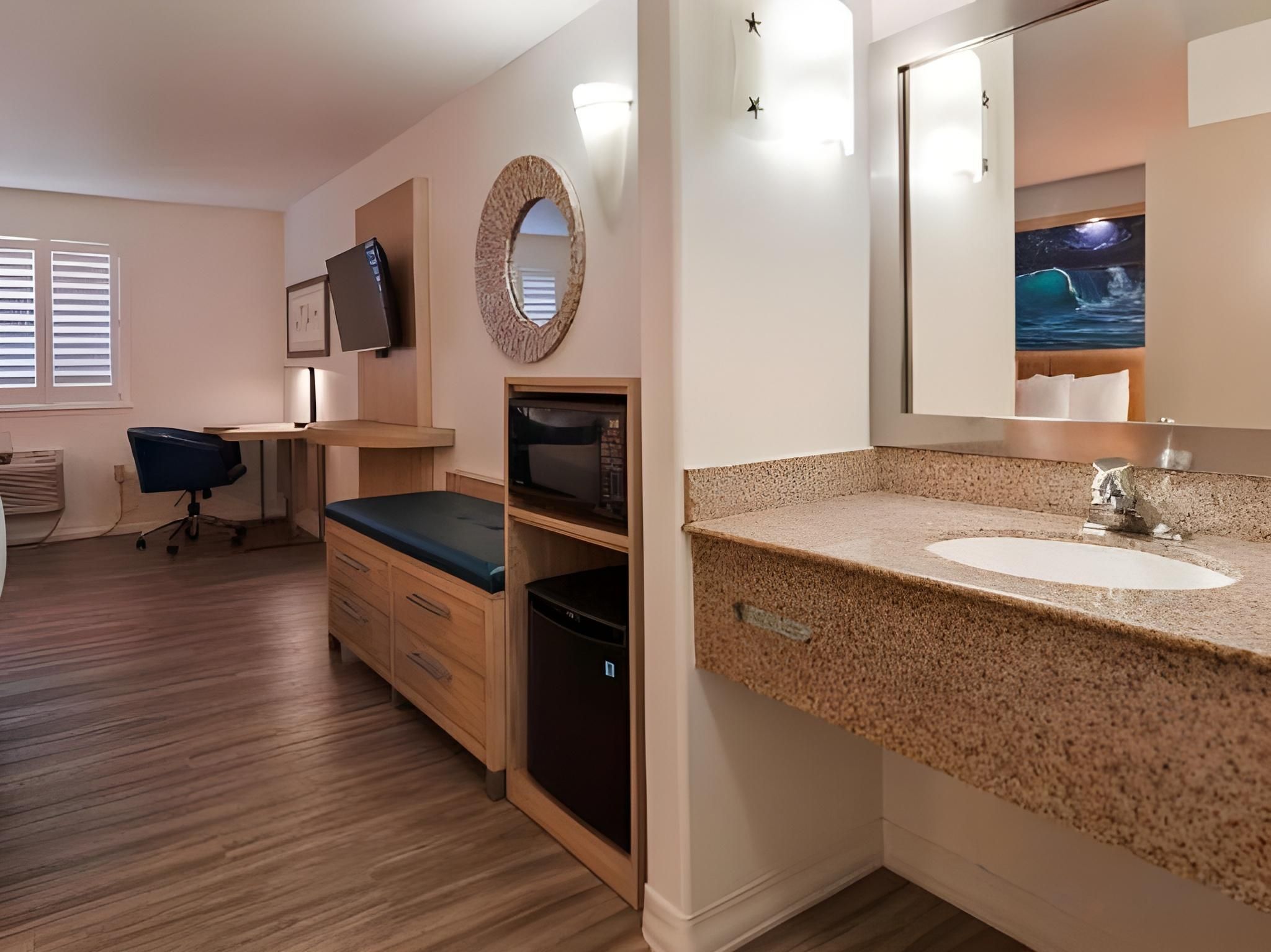 2 Queen Beds, Nonsmoking, Whirlpool