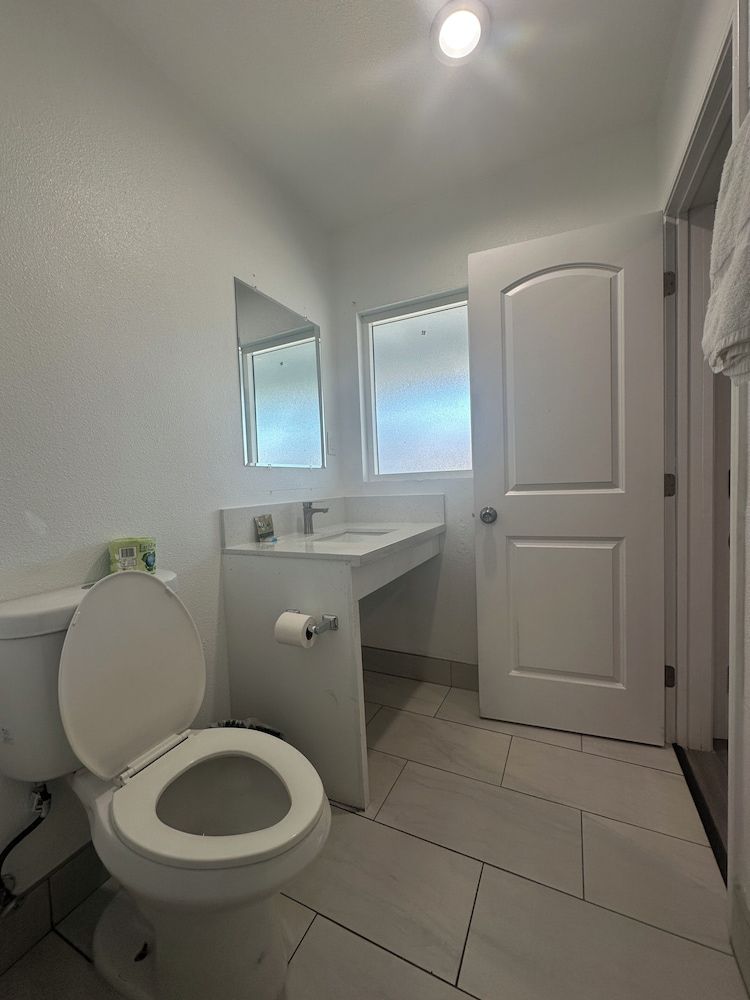 Hi-Way Host Motel Double Room, 2 Queen Beds 5