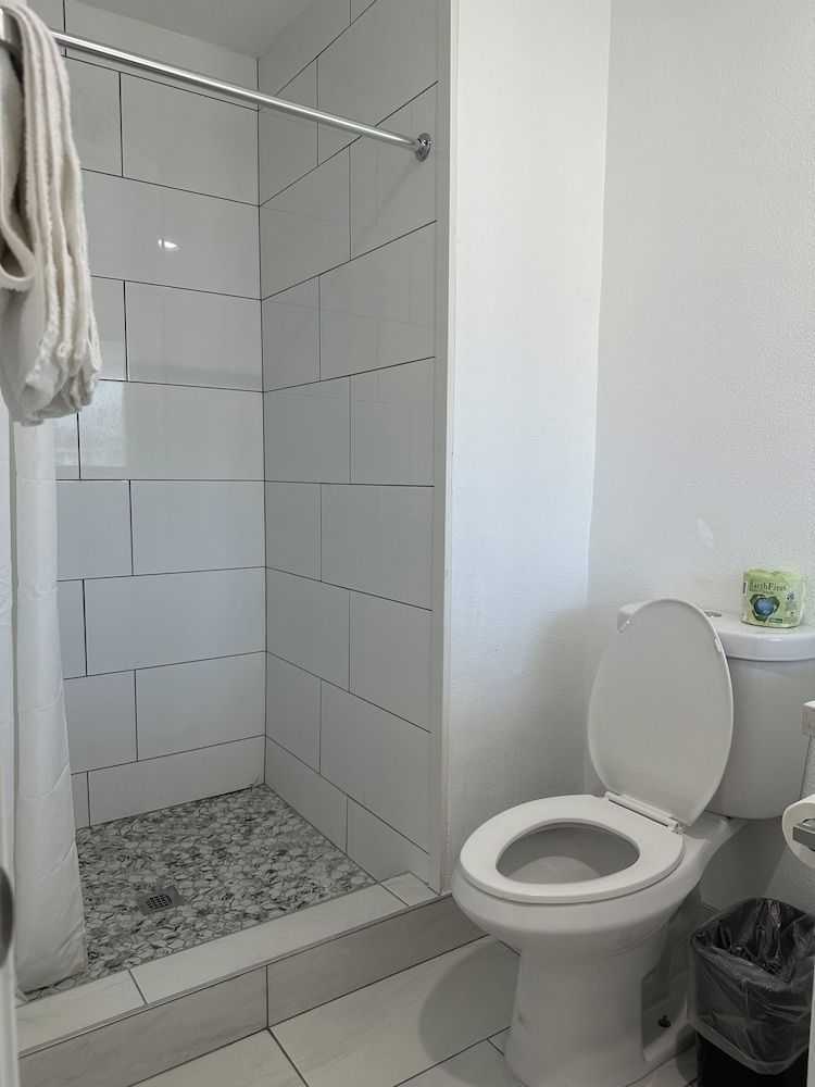 Hi-Way Host Motel Double Room, 2 Queen Beds 6