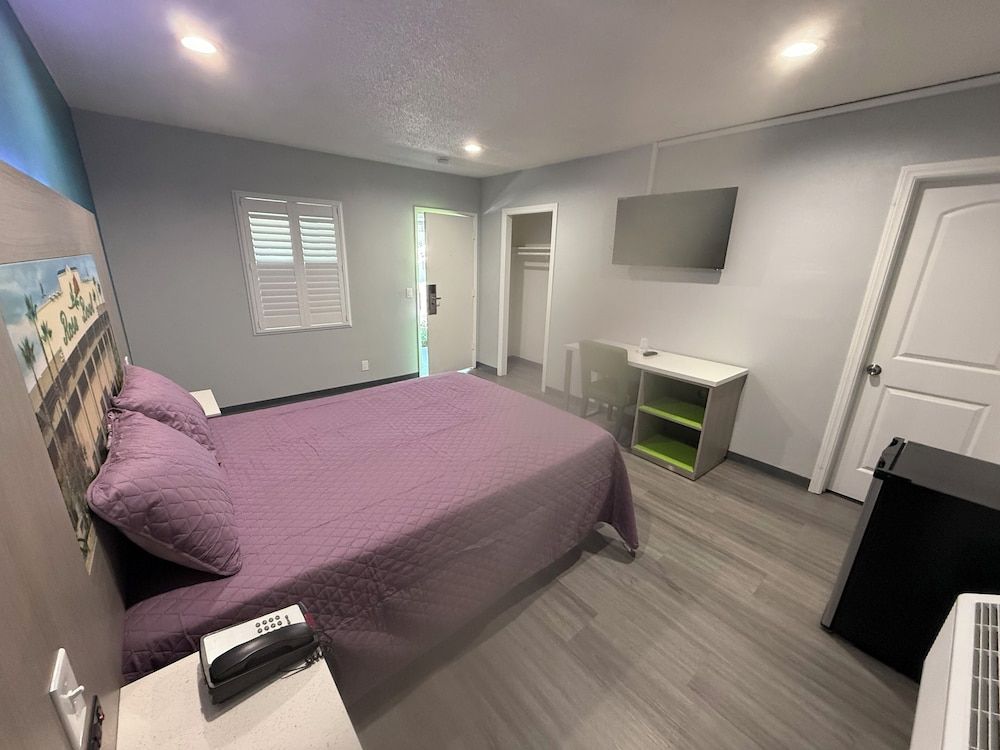 Hi-Way Host Motel Comfort Room, 1 Queen Bed 2