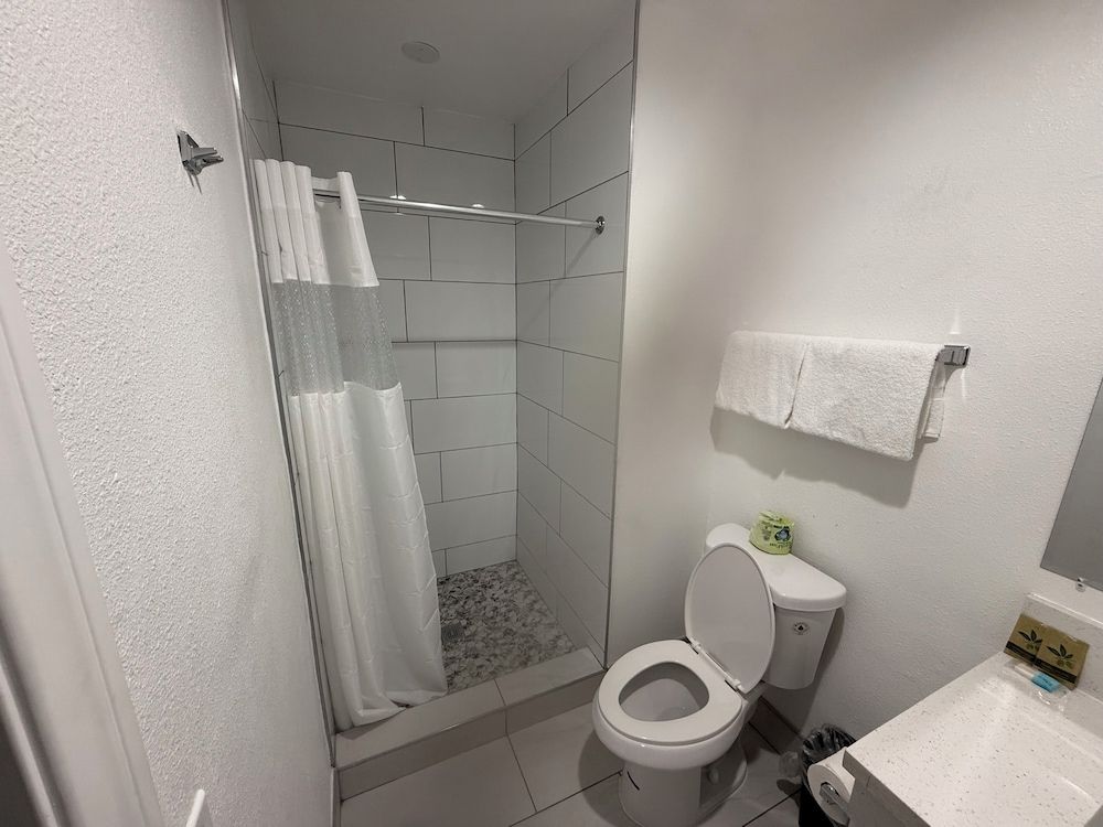 Hi-Way Host Motel Comfort Room, 1 Queen Bed 5