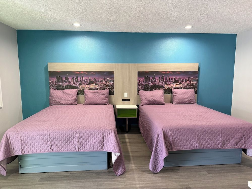 Hi-Way Host Motel Double Room, 2 Queen Beds