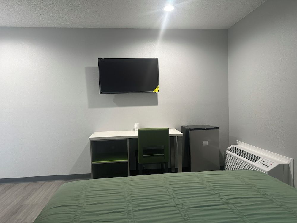 Hi-Way Host Motel Comfort Room, 1 Queen Bed 10