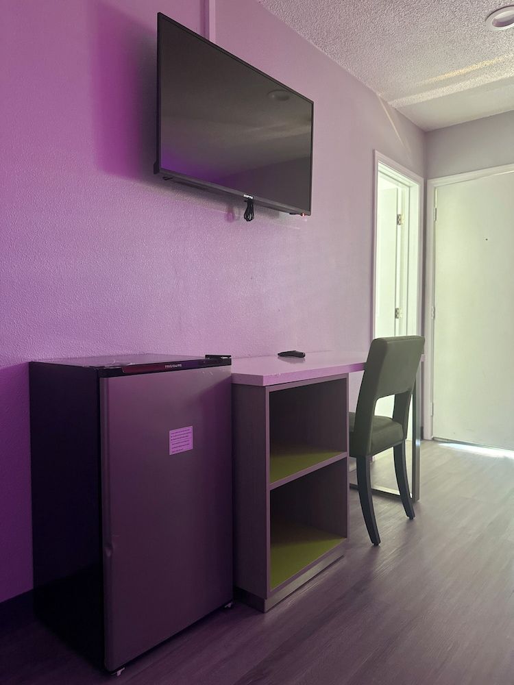 Hi-Way Host Motel Double Room, 2 Queen Beds 7