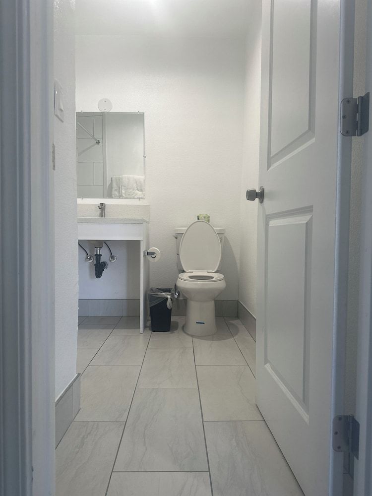 Hi-Way Host Motel Comfort Room, 1 Queen Bed 8