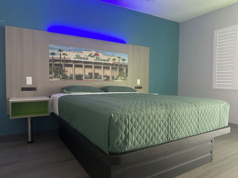 Hi-Way Host Motel Comfort Room, 1 Queen Bed