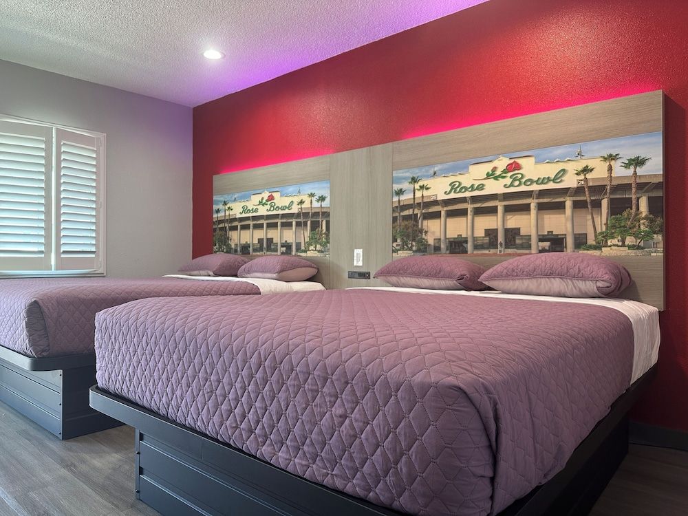 Hi-Way Host Motel Double Room, 2 Queen Beds 3