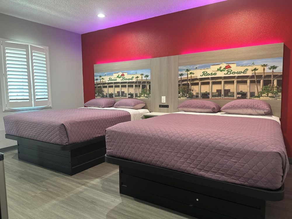 Hi-Way Host Motel Double Room, 2 Queen Beds 2