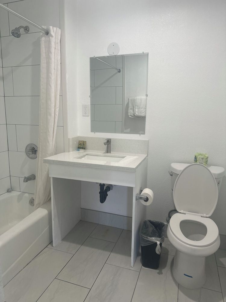 Hi-Way Host Motel Comfort Room, 1 Queen Bed 7