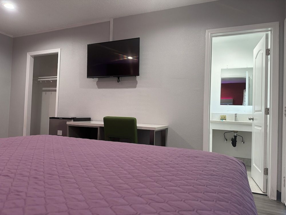 Hi-Way Host Motel Double Room, 2 Queen Beds 8