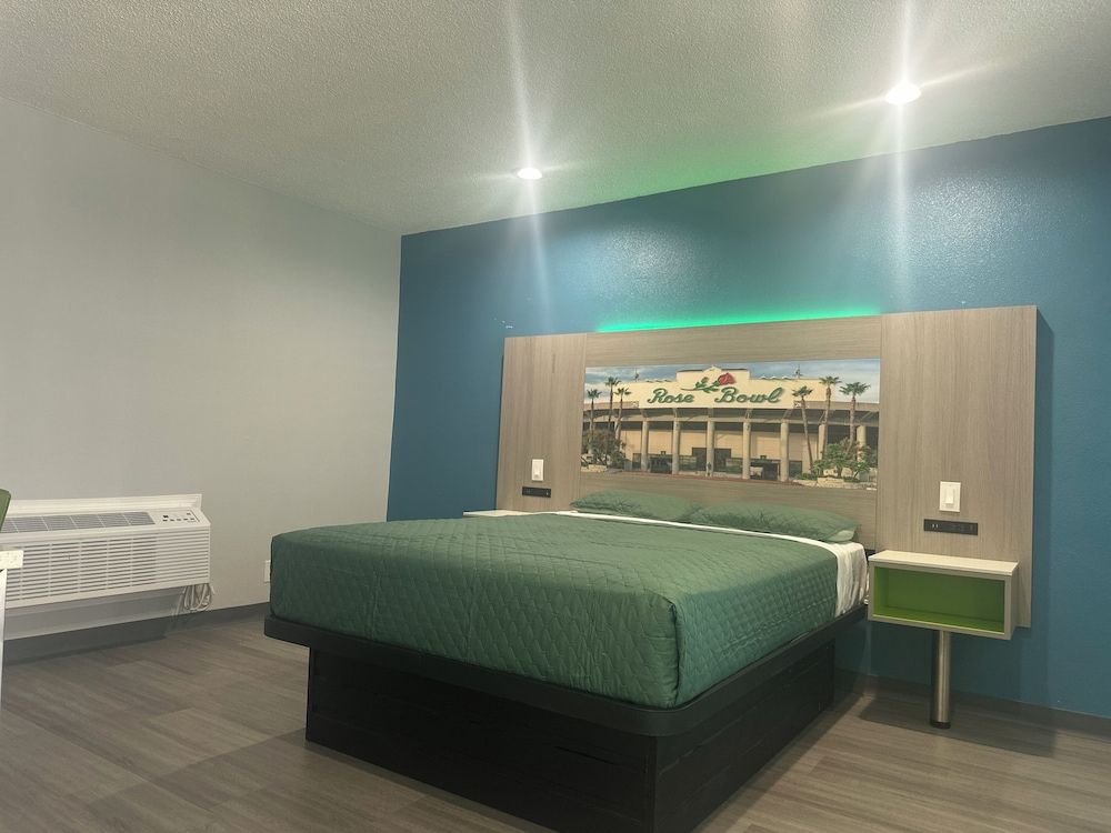 Hi-Way Host Motel Comfort Room, 1 Queen Bed 3