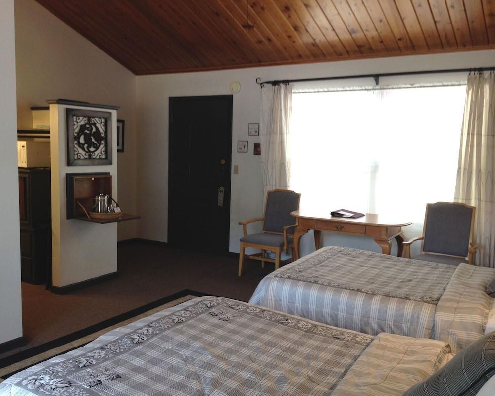 Vinehurst Inn And Suites Standard Room, 2 Double Beds 10