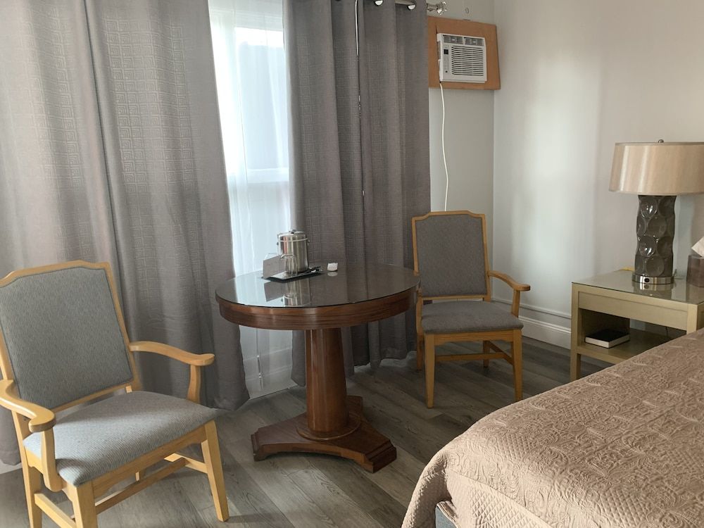 Vinehurst Inn And Suites Standard Room, 1 King Bed 7