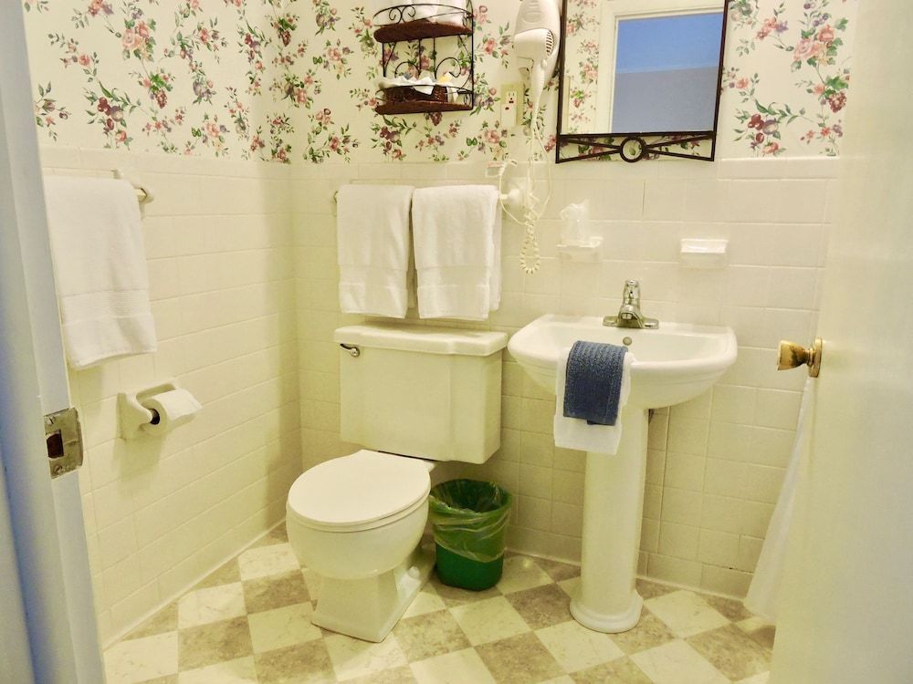 Vinehurst Inn And Suites Standard Room, 1 King Bed 5