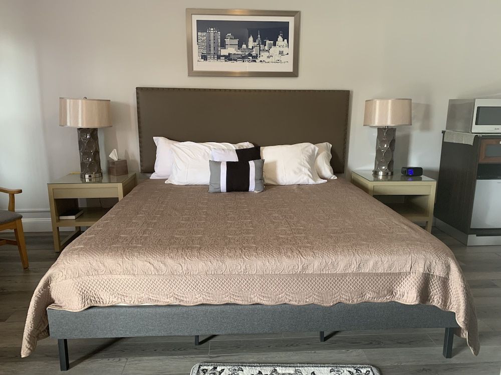 Vinehurst Inn And Suites Standard Room, 1 King Bed 4