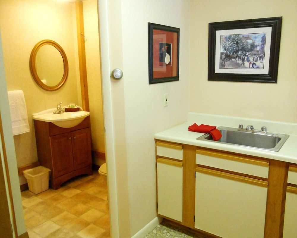 Vinehurst Inn And Suites Small Suite 2