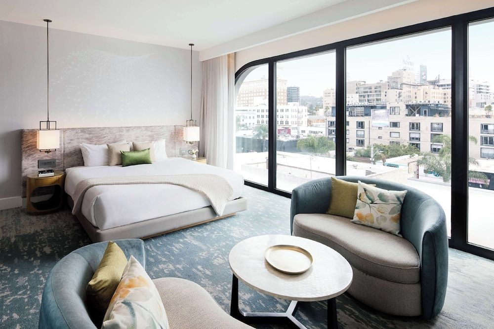 Room, 1 King Bed (Gold)