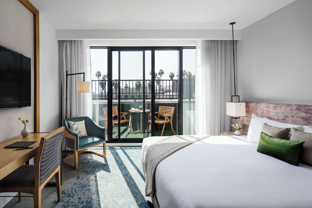 Dream Hollywood, by Hyatt Room, 1 King Bed, Balcony (Bronze) 3