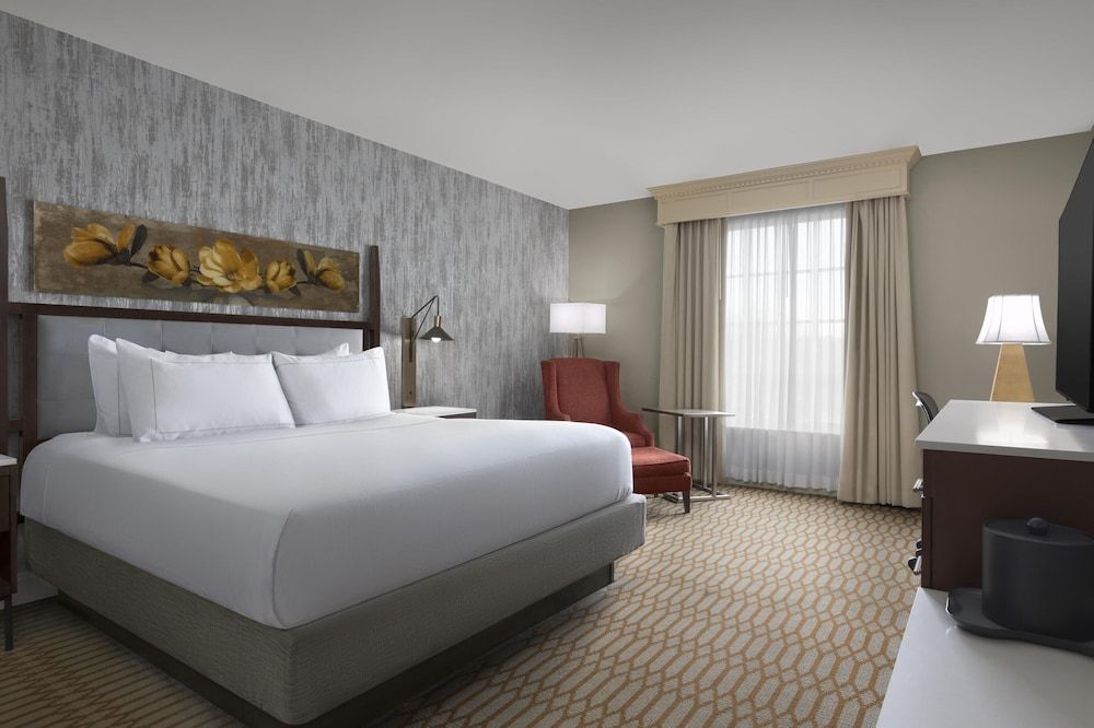 Classic Room, 1 King Bed, Accessible, Bathtub (Hearing)