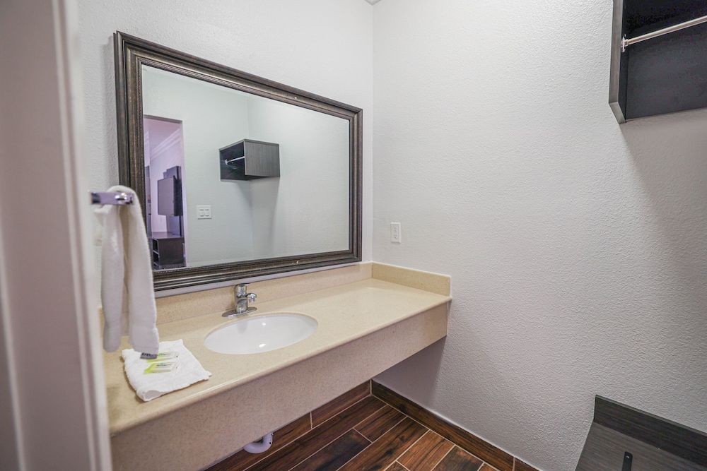 Motel 6 Tustin, CA – Orange County Deluxe Room, 2 Queen Beds, Non Smoking, Refrigerator & Microwave 8