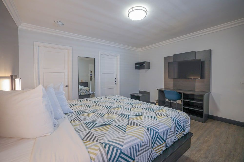 Motel 6 Tustin, CA – Orange County Deluxe Room, 1 King Bed, Non Smoking, Refrigerator & Microwave 3