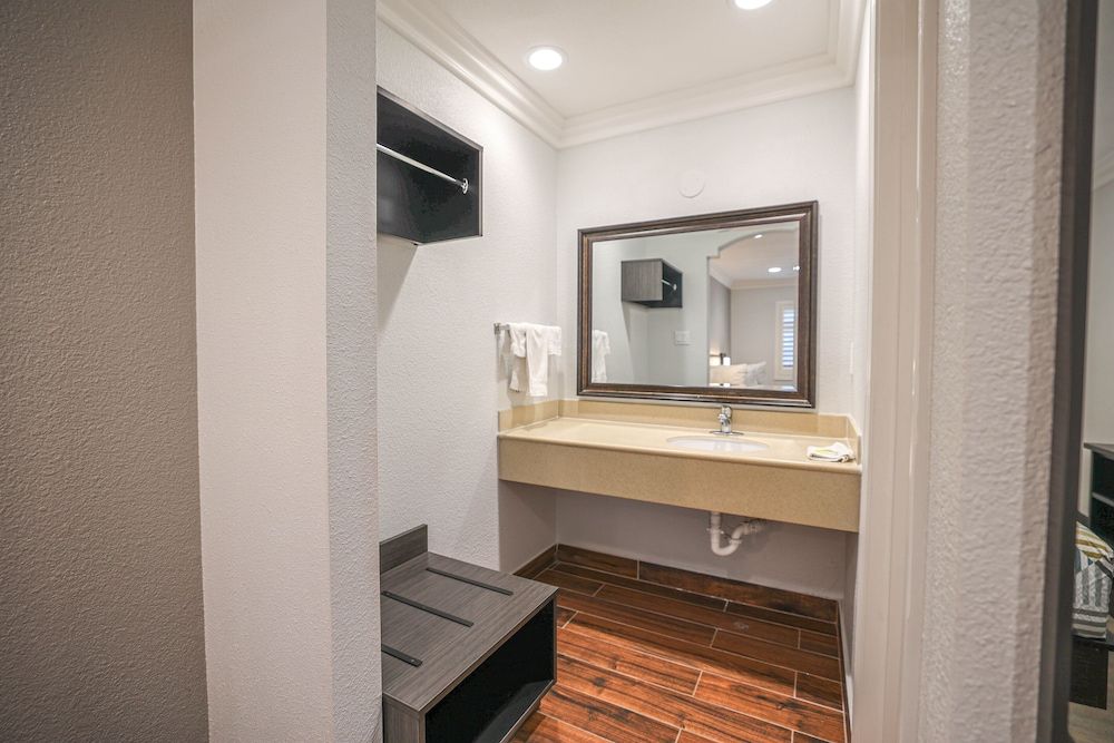 Motel 6 Tustin, CA – Orange County Deluxe Room, 2 Queen Beds, Non Smoking, Refrigerator & Microwave 5