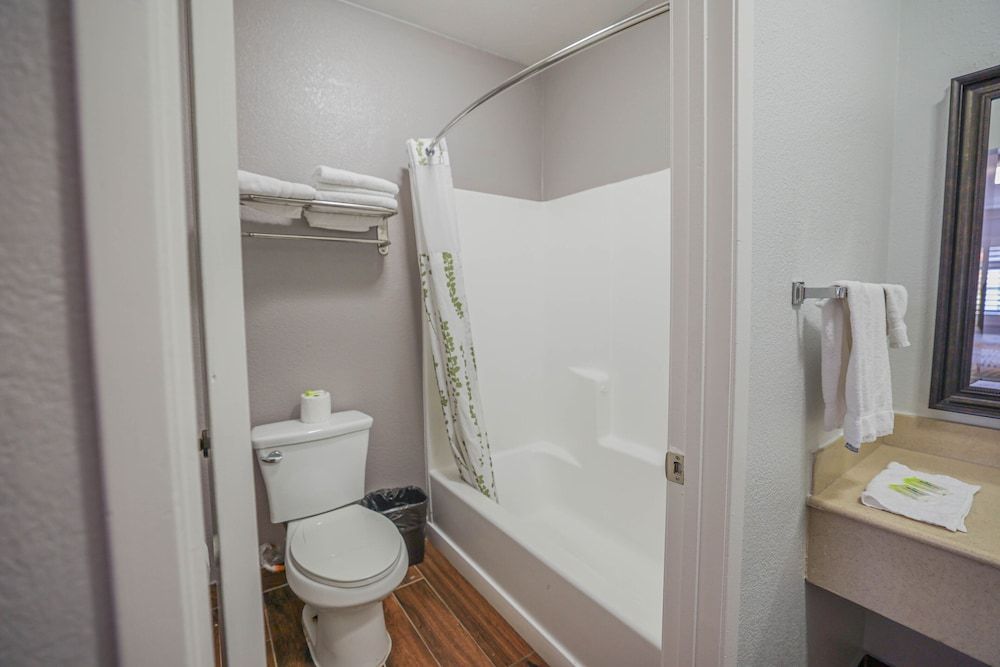 Motel 6 Tustin, CA – Orange County Deluxe Room, 2 Queen Beds, Non Smoking, Refrigerator & Microwave 7