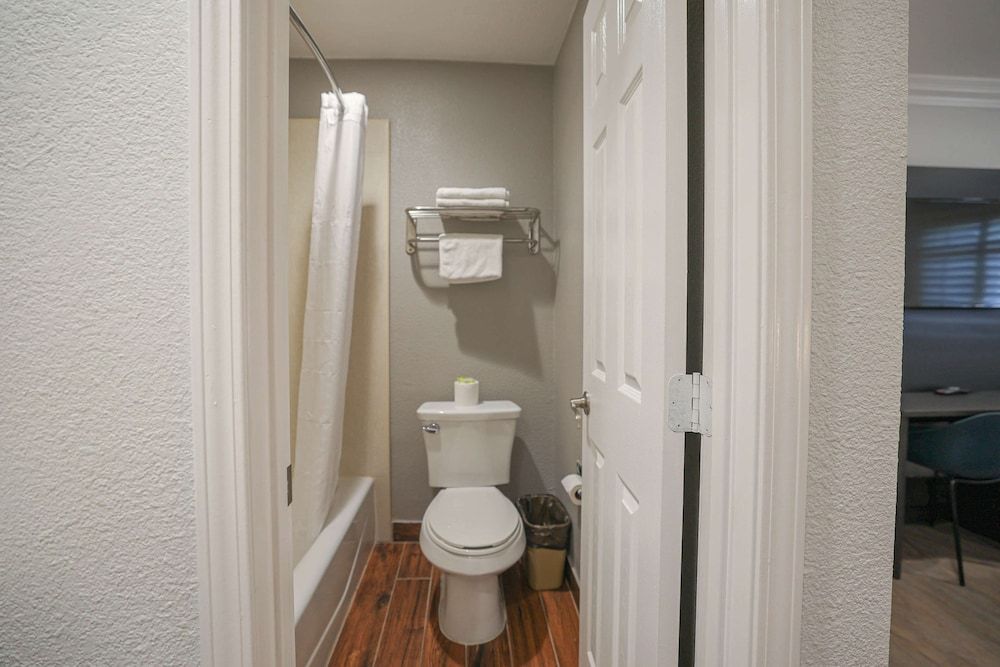 Motel 6 Tustin, CA – Orange County Deluxe Room, 2 Queen Beds, Non Smoking, Refrigerator & Microwave 10