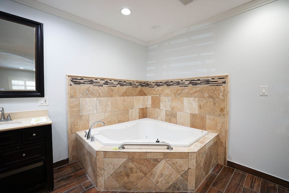 Motel 6 Tustin, CA – Orange County Superior Room, 1 King Bed, Non Smoking, Refrigerator & Microwave 6