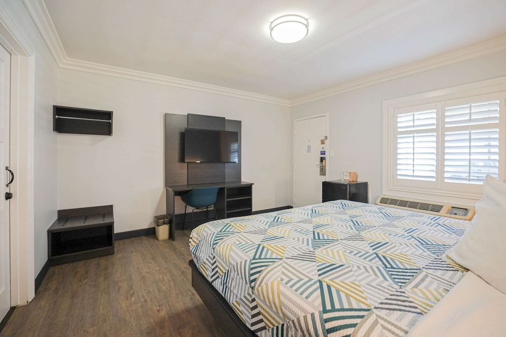 Motel 6 Tustin, CA – Orange County Deluxe Room, 1 King Bed, Non Smoking, Refrigerator & Microwave