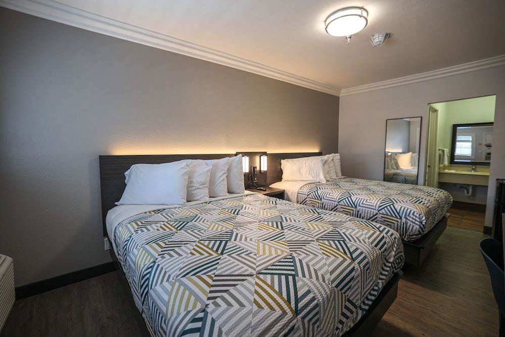 Motel 6 Tustin, CA – Orange County Deluxe Room, 2 Queen Beds, Non Smoking, Refrigerator & Microwave 2