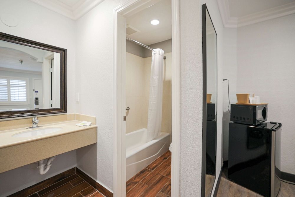 Motel 6 Tustin, CA – Orange County Deluxe Room, 2 Queen Beds, Non Smoking, Refrigerator & Microwave 9