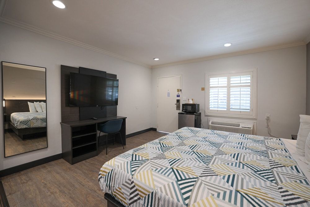 Motel 6 Tustin, CA – Orange County Deluxe Room, 1 King Bed, Non Smoking, Refrigerator & Microwave 4