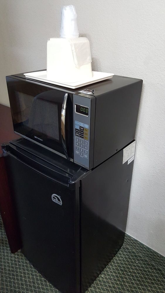 Gurnee Motel Standard Room, 1 King Bed 7