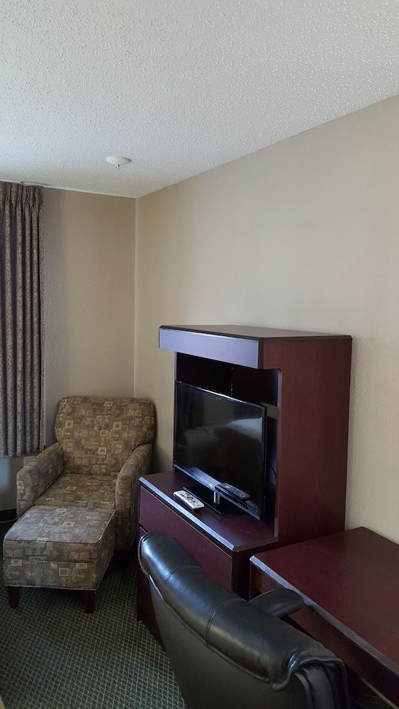 Gurnee Motel Standard Room, 1 King Bed 4