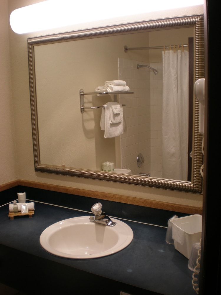 La Grande Inn Room, 2 Queen Beds, Non Smoking, Refrigerator (2 Star) 4