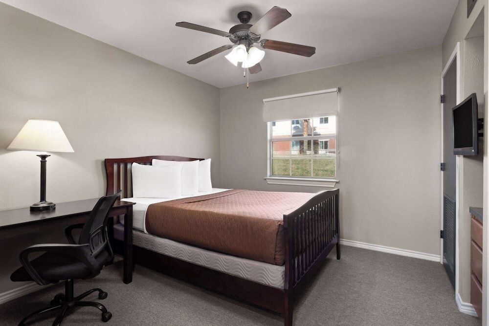 Suite, 1 Bedroom, Accessible, Non Smoking (Mobility, Roll-in Shower)
