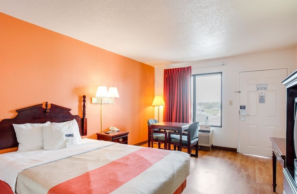 Motel 6 White House, TN Standard Room, 1 King Bed, Accessible, Non Smoking 4