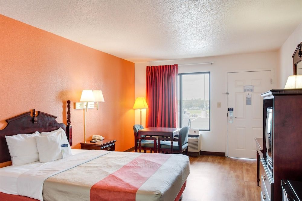 Motel 6 White House, TN Standard Room, 1 King Bed, Accessible, Non Smoking 3