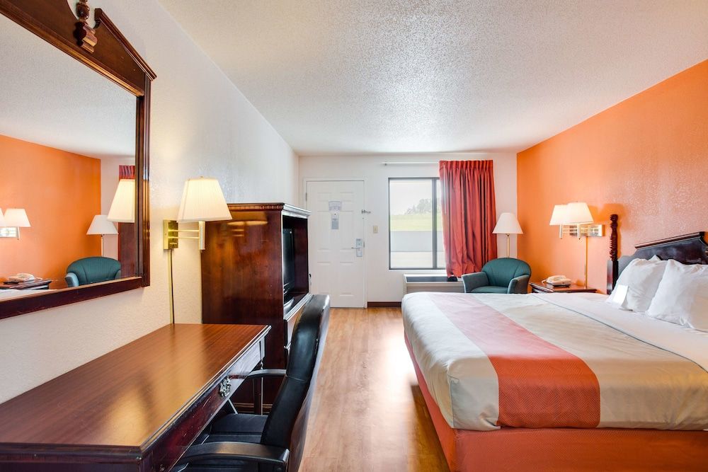 Motel 6 White House, TN Standard Room, 1 King Bed, Accessible, Non Smoking 5