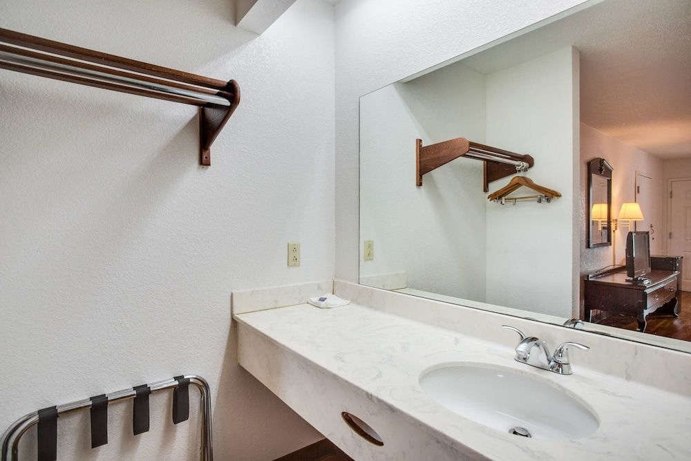 Motel 6 White House, TN Standard Room, 2 Queen Beds, Non Smoking 9