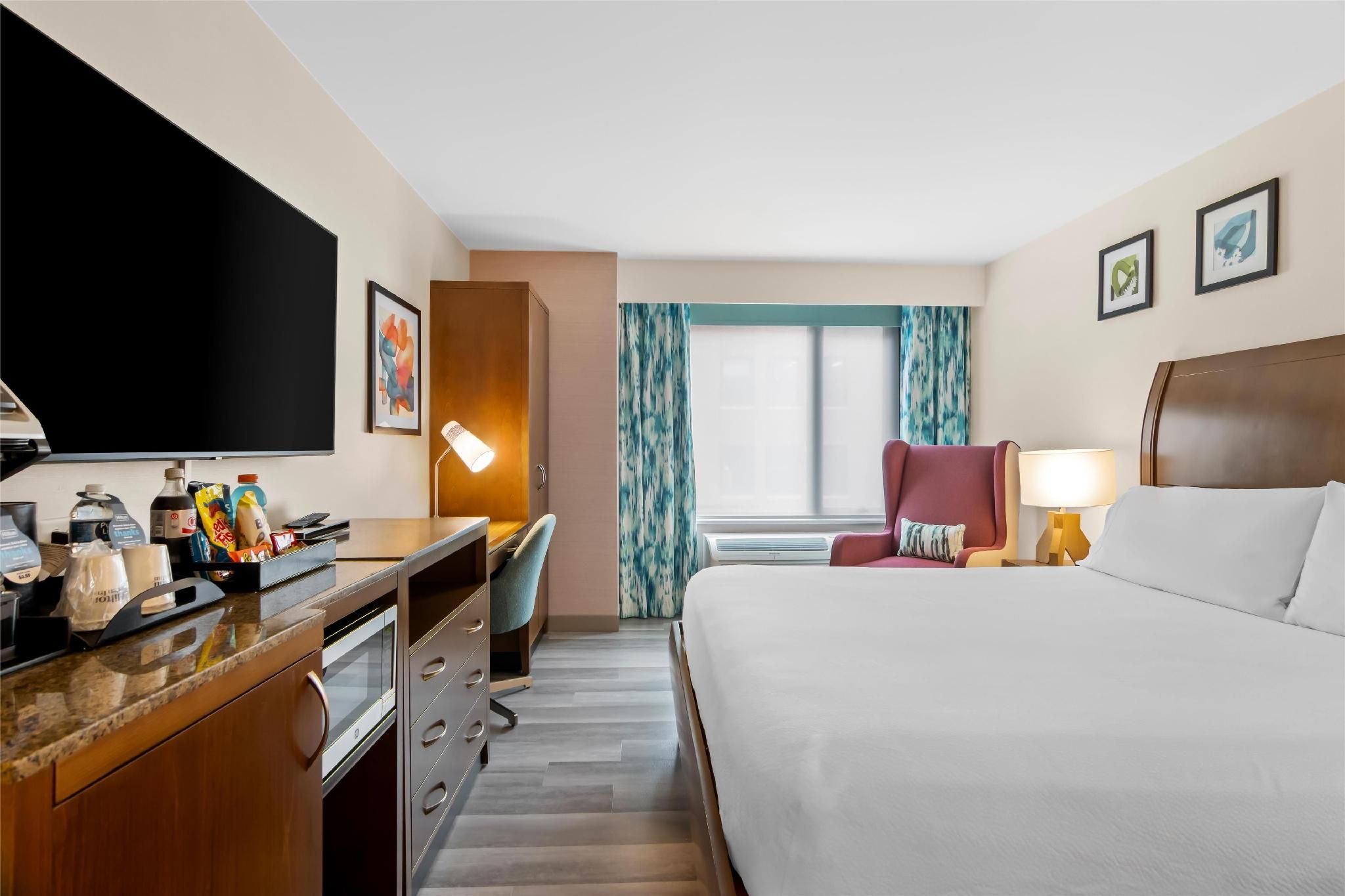 1 KING PREMIUM W/IN-ROOM DRINKS-SNACKS