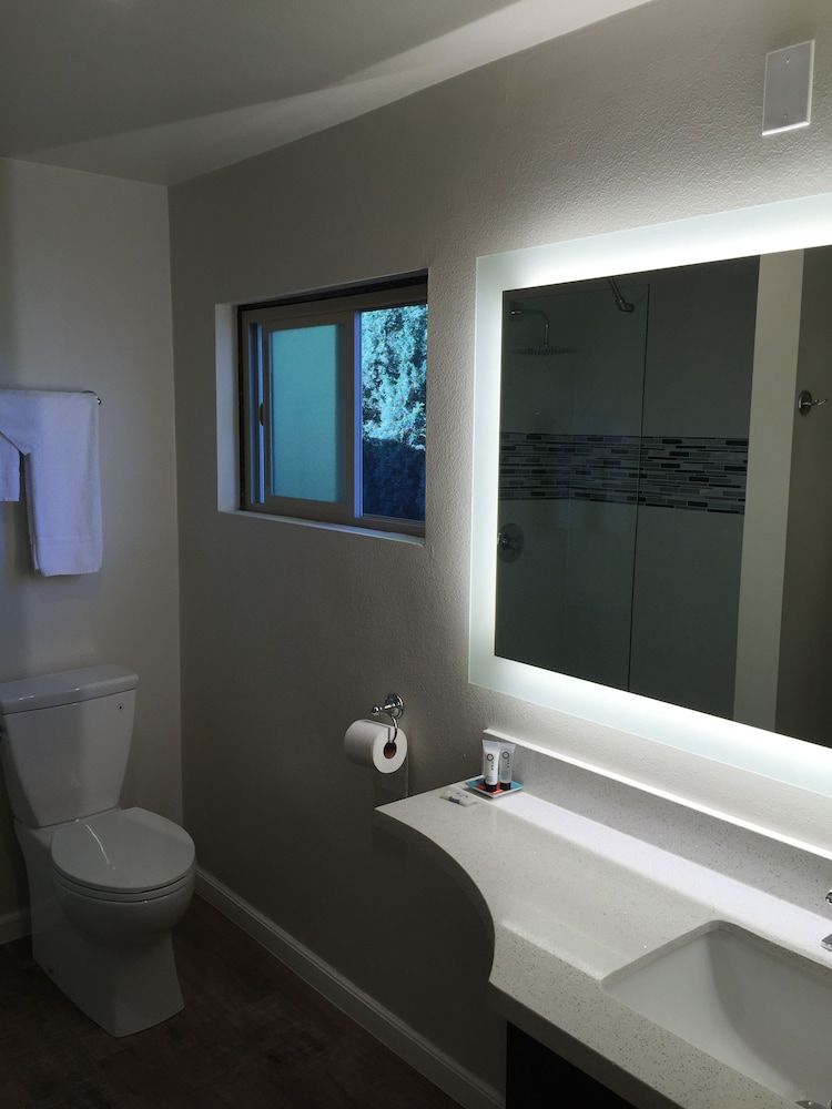 Sterling Inn Standard Room, 1 Queen Bed 8